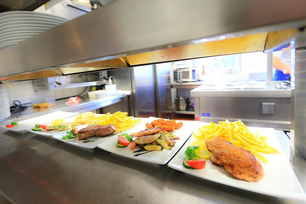 Hotel Restaurant Schwoerer Ленцкирх Экстерьер фото